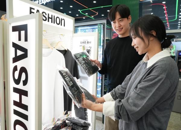 모델들이 편의점 세븐일레븐에서 세븐셀렉트 캐시미어 라운드 니트를 들고 있다 사진세븐일레븐