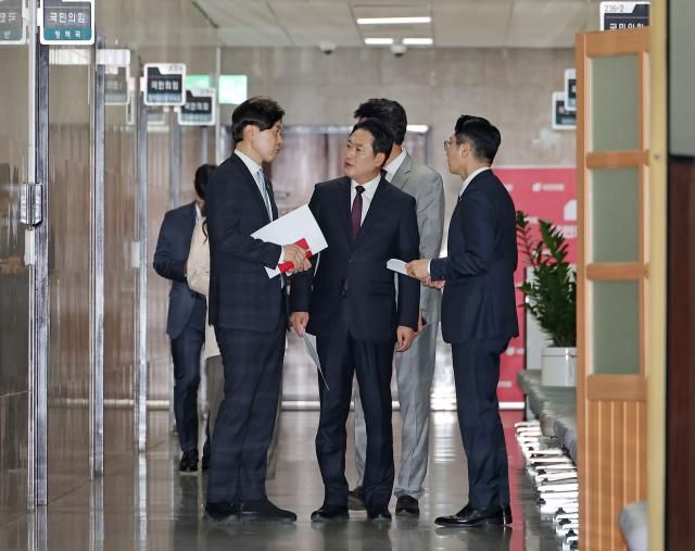 장동혁 국민의힘 대표가 17일 서울 여의도 국회에서 기자간담회를 위해 이동하던 중 박성훈 수석대변인과 대화를 나누고 있다 사진연합뉴스