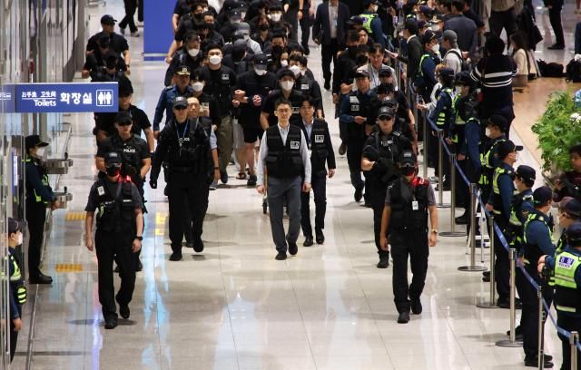 캄보디아 온라인 사기에 가담해 구금된 한국인들이 18일 오전 인천국제공항 제2터미널을 통해 송환되고 있다 이날 송환에는 경찰 호송조 190여명이 투입됐다 20251018 연합뉴스 공동취재