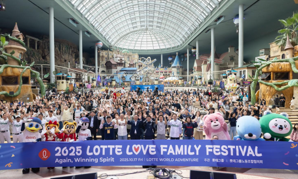 롯데그룹이 지난 17일 서울 잠실 롯데월드어드벤처 전체를 대관해 ‘2025 롯데 러브 패밀리 페스티벌’을 개최한 가운데 참가자들이 기념 사진을 촬영하고 있다 사진롯데그룹