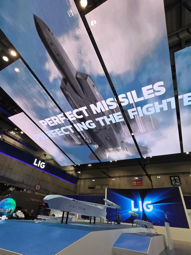 ADEX 2025 LIG넥스원 부스에 차세대 항공무장체계가 전시돼 있다 사진LIG넥스원