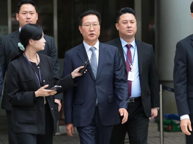 윤석열 전 대통령의 12·3 비상계엄 선포를 방조·가담한 혐의를 받는 박성재 전 법무부 장관이 14일 구속 전 피의자 심문영장실질심사을 마치고 서울 서초구 서울중앙지방법원을 나서고 있다 사진연합뉴스