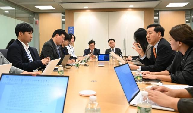 주요20개국G20 재무장관회의와 국제통화기금 및 세계은행IMFWB 연차총회 참석차 미국 워싱턴DC를 방문중인 구윤철 부총리 겸 기획재정부 장관이 10월 16일현지시간 국제통화기금IMF에서 동행기자단과 간담회를 하고 있다 사진기획재정부