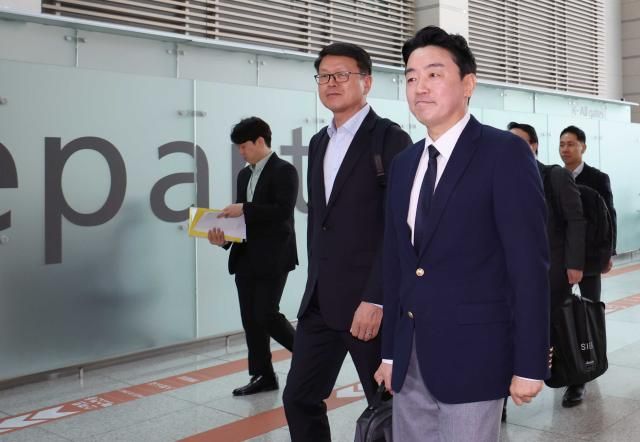 전략경제협력 특사로 임명된 강훈식 대통령 비서실장이 19일 인천국제공항 제1터미널을 통해 독일 프랑크푸르트로 출국하고 있다 사진연합뉴스