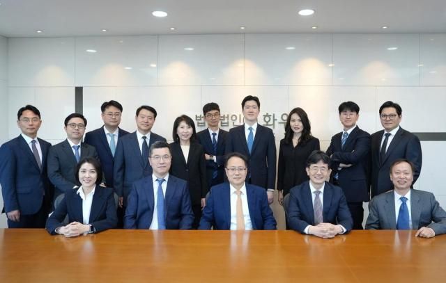 영업비밀PG 사진설명 좌측 하단부터 이세정 변호사연수원 36기 이광욱 신사업그룹장연수원 28기 권동주 지식재산그룹장연수원 26기 김창권 변호사연수원 30기 변경석 고문 좌측 상단부터 조규웅 변호사변시 1회 여현동 변호사변시 1회 최홍석 변호사변시 1회 조용태 고문 이희재 변호사연수원 34기 고건영 변호사변시 3회 강동희 변호사변시 4회 김윤선 선임외국변호사 이근우 변호사연수원 35기 홍석범 변호사변시 1회 사진법무법인 화우