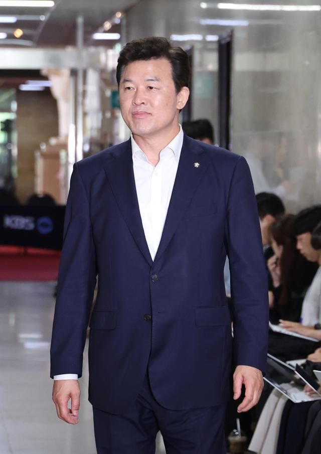 윤영석 국민의힘 의원이 지난 6월 18일 국회에서 송언석 원내대표 주재로 열리는 4선 이상 의원들과의 간담회에 참석하기 위해 이동하고 있다 사진연합뉴스