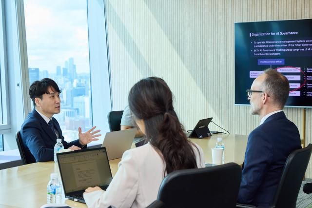 SKT는 유엔 인권최고대표사무소OHCHR에 자사의 AI 거버넌스를 소개했다고 밝혔다 사진은 AI 거버넌스 협력에 대해 논의하고 있는 SK텔레콤 차호범 CPO좌측와 유엔 인권최고대표사무소 팀 엥겔하르트Tim Engelhardt 인권담당관의 모습