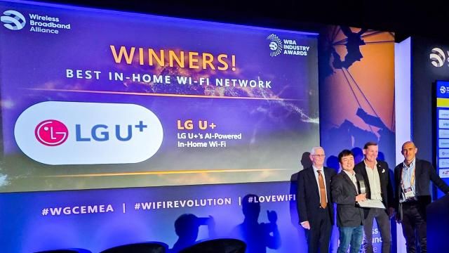 LG유플러스가 세계 최고 권위의 와이파이 시상식인 ‘WBA 인더스트리 어워드WBA Industry Award 2025’에서 ‘최고 홈 와이파이 네트워크상Best In-Home Wi-Fi Network’을 수상했다 사진은 시상식에 참석한 노정민 홈디바이스개발팀장이 수상 후 기념 촬영을 하는 모습사진LG유플러스