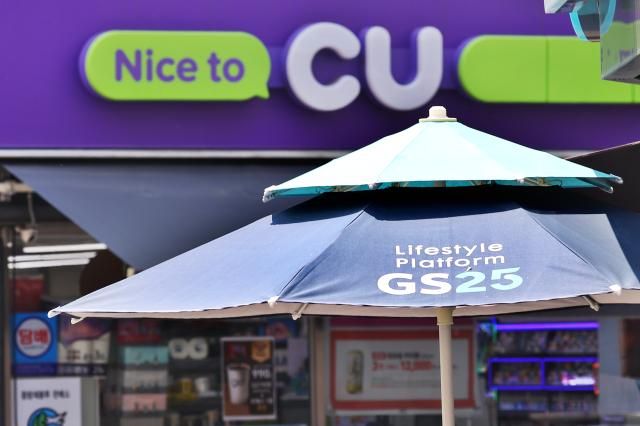 근거리 식료품점 편의점 내수 부진에 고전 서울연합뉴스 진연수 기자 12일 서울 시내에 편의점 두 개가 마주 보고 들어서 있다 산업통상자원부의 유통업 매출 동향 자료를 보면 올해 1분기1∼3월 편의점 매출은 지난해 같은 기간 대비 04 역성장했다 편의점의 분기 기준 매출이 뒷걸음질한 것은 관련 통계가 공개된 2013년 2분기 이래 처음이다 거기다 지난해 말 기준 국내 편의점 점포 수는 5만4천852개로 전년보다 68개 줄었다 2025512 jin90ynacokr2025-05-12 140825 저작권자 ⓒ ㈜연합뉴스 무단 전재 재배포 금지 AI 학습 및 활용 금지저작권자 ⓒ ㈜연합뉴스 무단 전재 재배포 금지 AI 학습 및 활용 금지