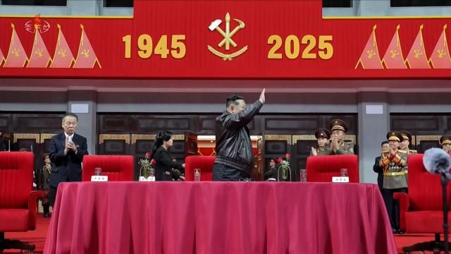 김정은 북한 국무위원장이 지난 12일 노동당 창건 80주년 경축행사 참가자들을 축하격려하고 대집단체조와 예술공연을 함께 관람했다고 조선중앙TV가 13일 보도했다 사진연합뉴스