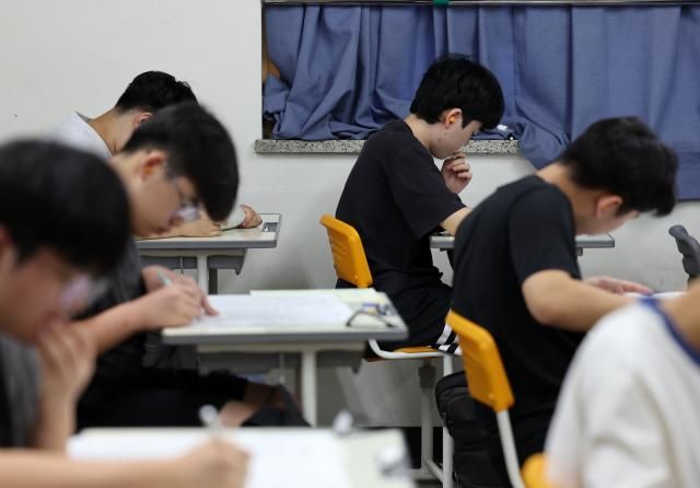 2025학년도 7월 고3 전국연합학력평가가 실시된 10일 광주 서구 서석고등학교에서 학생들이 시험을 치르고 있다 2025710 사진연합뉴스 