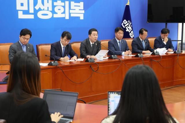 더불어민주당 김병기 원내대표가 19일 서울 여의도 국회에서 국정감사 등 현안 관련 기자간담회를 하고 있다사진연합뉴스