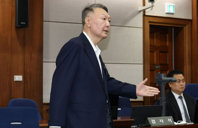 윤석열 전 대통령이 지난달 26일 서울 서초구 서울중앙지법에서 열린 특수공무집행방해 직권남용 권리행사방해 등 혐의 사건 1차 공판에 출석하고 있다 사진연합뉴스