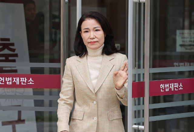 이진숙 전 방송통신위원장이 1일 서울 종로구 헌법재판소에서 방송미디어통신위원회 설치법에 대한 헌법소원심판 청구서를 제출한 뒤 민원실을 나서고 있다 사진연합뉴스