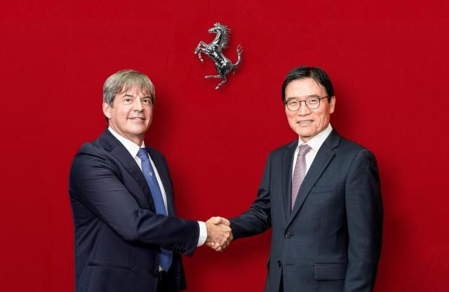 페라리코리아 출범을 맞이해 프란체스코 비앙키 페라리 극동 및 중동 지역 지사장좌과 김광철 FMK 대표이사가 기념 촬영을 하고 있다