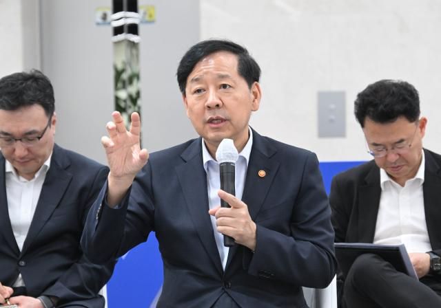 구윤철 부총리 겸 기획재정부 장관이 1일 서울 강남구 삼성 청년 소프트웨어 아카데미를 방문해 교육생 강사들과의 간담회에서 발언하고 있다사진기획재정부