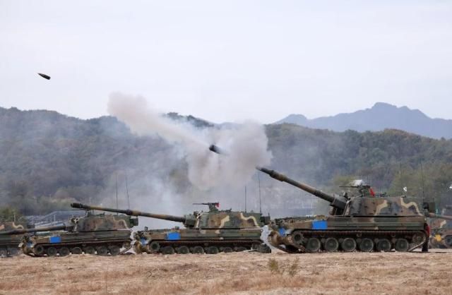 육군 7기동군단 예하 수도기계화보병사단 K9A1자주포가 2024년 10월 강원 철원군 문혜리 훈련장에서 호국훈련의 일환으로 열린 실사격 훈련에서 포탄을 발사하고 있다 사진연합뉴스 