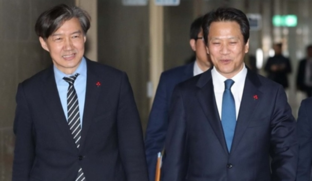 왼쪽부터조국 전 민정수석 임종석 전 비서실장 사진연합뉴스