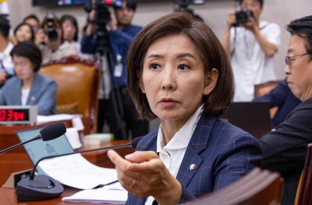 국민의힘 나경원 의원이 24일 서울 여의도 국회에서 열린 법제사법위원회 전체 회의에서 무소속 최혁진 의원의 의사 진행 발언을 듣다 최 의원을 바라보고 있다 사진연합뉴스