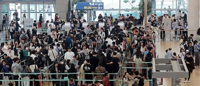 추석 연휴를 앞둔 2일 인천국제공항 제1여객터미널에서 여행객들이 탑승 수속을 위해 줄을 서고 있다 사진연합뉴스