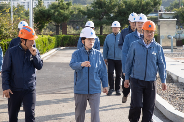 최연혜 가스공사 사장가운데이 지난 1일 추석 연휴 대비 대구경북지역본부를 찾아 안전점검을 하고 있다사진한국가스공사 