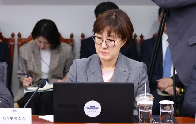 김현지 대통령실 제1부속실장이 2일 용산 대통령실에서 열린 수석보좌관회의에 참석해 있다 사진연합뉴스
