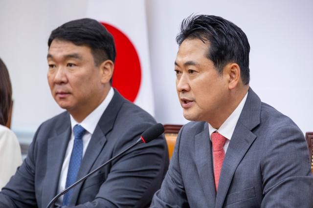 장동혁 국민의힘 대표가 2일 국회에서 추석 연휴를 앞두고 가진 기자간담회에서 발언하고 있다 사진연합뉴스