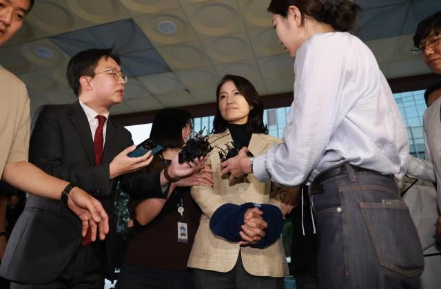 국가공무원법 및 공직선거법 위반 등의 혐의를 받고 있는 이진숙 전 방송통신위원장이 2일 서울 영등포경찰서로 압송되고 있다. [사진=연합뉴스]