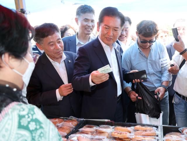 정청래 더불어민주당 대표가 2일 전북 김제시 전통시장을 찾아 장보기를 하고 있다 사진연합뉴스