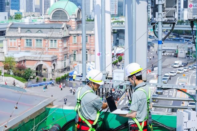 LG유플러스는 최대 10일간 이어지는 추석 연휴를 앞두고 이동통신 통화량 및 데이터 트래픽 급증에 대비해 네트워크 최적화 24시간 종합상황실 운영 등 연휴 특별 소통 대책을 수립했다 사진은 LG유플러스 임직원이 서울역 인근 네트워크 장비를 점검하고 있는 모습사진LG유플러스