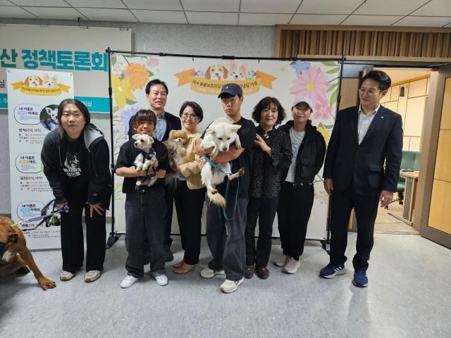 정태호 더불어민주당 의원이 2일 토론회가 끝나고 참석자들과 반려견과 함께 사진을 찍고 있다 사진정태호 민주당 의원실