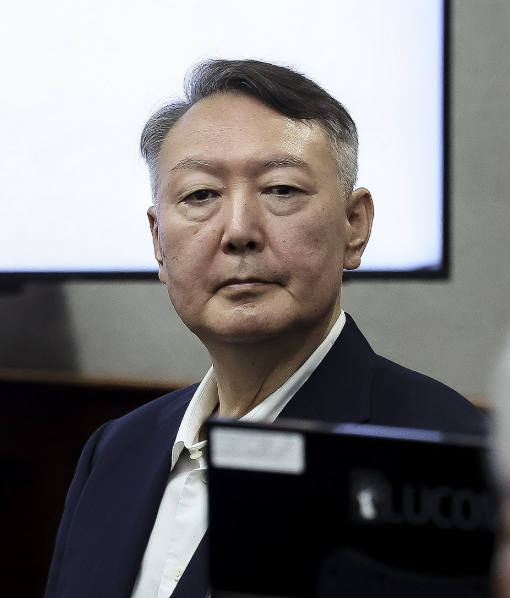 윤석열 전 대통령이 지난달 26일 서울 서초구 서울중앙지법에서 열린 특수공무집행방해 직권남용 권리행사방해 등 혐의 사건 1차 공판에 출석해 있다 사진연합뉴스