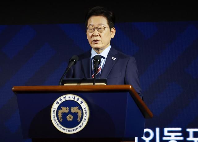 이재명 대통령이 2일 서울 광진구 그랜드워커힐서울 호텔에서 열린 제19회 세계한인의 날 기념식에서 기념사를 하고 있다사진연합뉴스