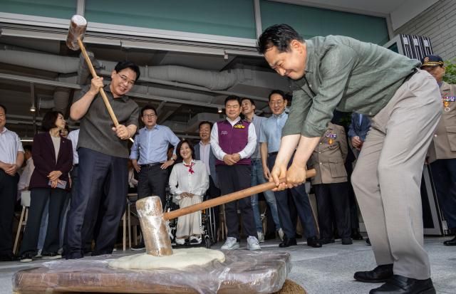 장동혁 국민의힘 대표와 송언석 원내대표가 지난 2일 서울 동대문구 동백꽃 노인복지관을 찾아 송편을 만들기 위해 떡메를 치고 있다 사진연합뉴스