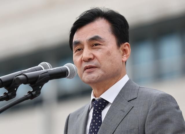 안규백 국방부 장관이 30일 서울 국방부 연병장에서 열린 제44ㆍ45대 합동참모의장 이·취임식에서 훈시를 하고 있다 사진연합뉴스