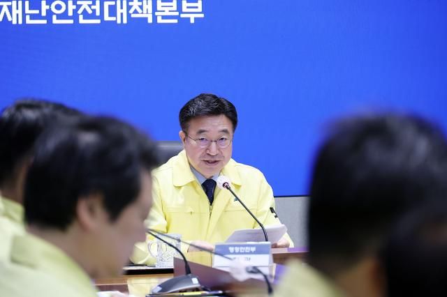 윤호중 중앙재난안전대책본부장행정안전부 장관이 20일 오전 정부서울청사에서 국가정보자원관리원 행정정보시스템 화재 관련 중대본 회의를 주재하고 모두 발언을 하고 있다 사진행정안전부