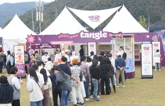 ‘제22회 자라섬 재즈 페스티벌’ 관람객들이 이벤트 게임 참가를 위해 삼양식품 ‘탱글’ 부스 앞에 줄지어 있다 사진삼양식품