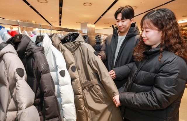 현대백화점 직원들이 20일 서울 강남구에 위치한 무역센터점 6층 프리미엄 패딩 팝업스토어에서 상품을 소개하고 있다 사진현대백화점