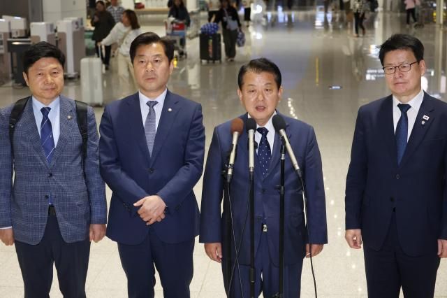 더불어민주당 김병주 최고위원오른쪽 두번째을 단장으로 한 재외국민 안전대책단이 한국인 납치 구금 사태에 대응하기 위해 15일 인천국제공항을 통해 캄보디아로 출국하기에 앞서 발언을 하고 있다사진연합뉴스