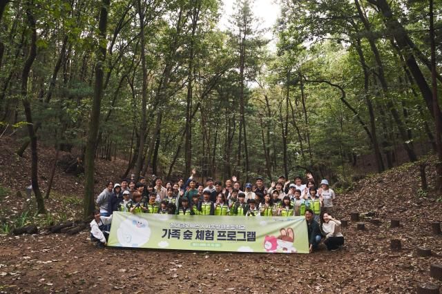 지난 18일 경기도 이천에서 현대글로비스 임직원과 서울 상원초등학교 재학생 및 가족들이 생태숲 체험활동을 실시하고 있는 모습