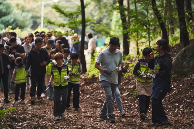 지난 18일 경기도 이천에서 현대글로비스 임직원과 서울 상원초등학교 재학생 및 가족들이 생태숲 체험활동을 실시하고 있는 모습