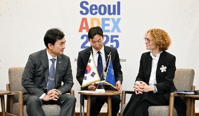 안규백 국방부 장관이 20일 경기 고양시 킨텍스에서 ADEX 참석 계기 방한 중인 라드밀라 세케린스카 북대서양조약기구NATO·나토 사무차장과 대화하고 있다 사진국방부
