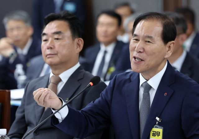 김동섭 한국석유공사 사장이 20일 강원 정선군 강원랜드에서 열린 국회 산업통상자원중소벤처기업위원회 국정감사에서 대왕고래 유망구조 시추사업 관련 질의에 답하고 있다 사진연합뉴스