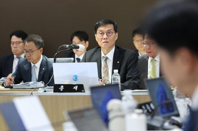 이창용 한국은행 총재가 20일 서울 중구 한국은행에서 열린 국회 기획재정위원회의 한국은행에 대한 국정감사에서 의원질의에 답하고 있다 공동취재