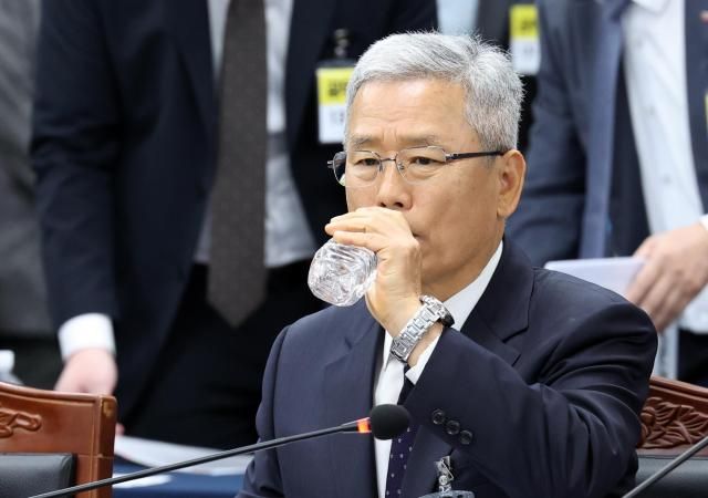 김동철 한국전력공사 사장이 20일 강원 정선군 강원랜드에서 열린 국회 산업통상자원중소벤처기업위원회 국정감사에 출석해 물을 마시고 있다 사진연합뉴스