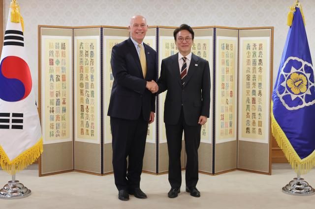 김민석 국무총리가 20일 서울 종로구 정부서울청사에서 그레그 지안포르테 미국 몬태나 주지사를 접견하며 악수하고 있다 사진총리실