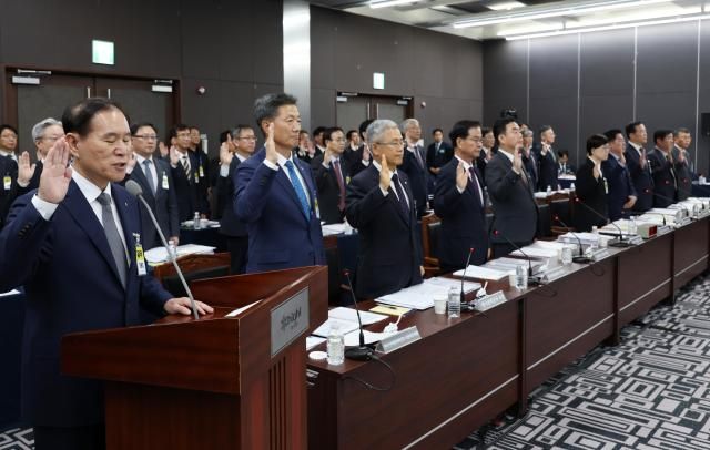 20일 강원 정선군 강원랜드에서 열린 국회 산업통상자원중소벤처기업위원회 국정감사에서 김동섭 한국석유공사 사장맨 오른쪽을 비롯한 10개 피감기관 대표들이 증인 선서를 하고 있다 사진연합뉴스