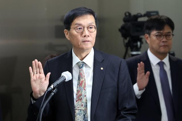 이창용 한국은행 총재가 20일 서울 중구 한국은행에서 열린 국회 기획재정위원회의 한국은행에 대한 국정감사에서 증인선서를 하고 있다 공동취재