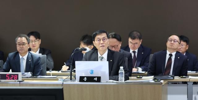 이창용 한국은행 총재가 20일 서울 중구 한국은행에서 열린 국회 기획재정위원회의 한국은행에 대한 국정감사에서 의원질의에 답하고 있다 20251020 공동취재