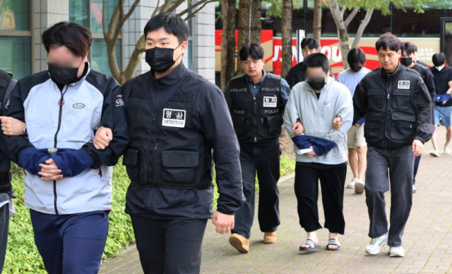 20일 오후 충남경찰청에서 사기 혐의로 수사받는 캄보디아 송환 피의자들이 충남 홍성 대전지법 홍성지원에서 구속 전 피의자심문영장실질심사을 받기 위해 법원에 들어서고 있다 사진연합뉴스